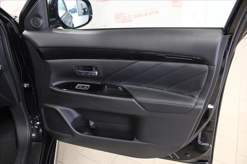 Mitsubishi Outlander 2,0 i Plus 4x4 PHEV Hybrid - fotka 12 z 35