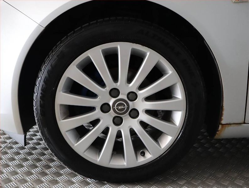 Opel Insignia (2009) 2.0 CDTI, Xenony, Tempomat - fotka 15 z 20