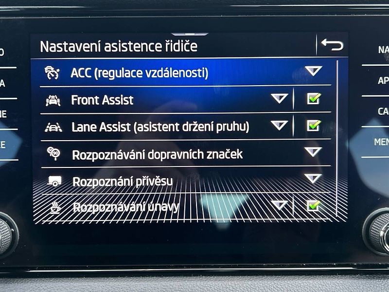 Škoda Karoq (2022) 1.5 TSI 7DSG Sportline - fotka 30 z 35