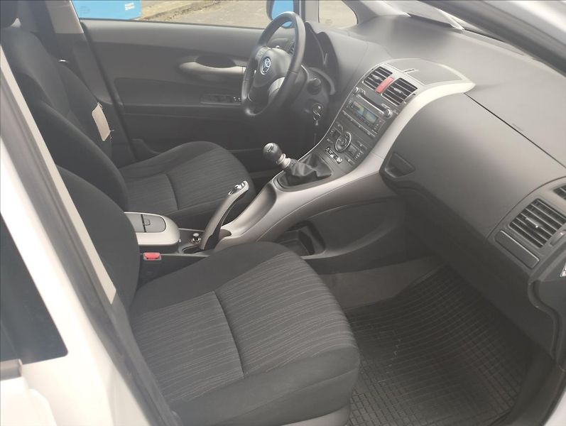Toyota Auris 1,3 VVT-i 74KW - fotka 8 z 15