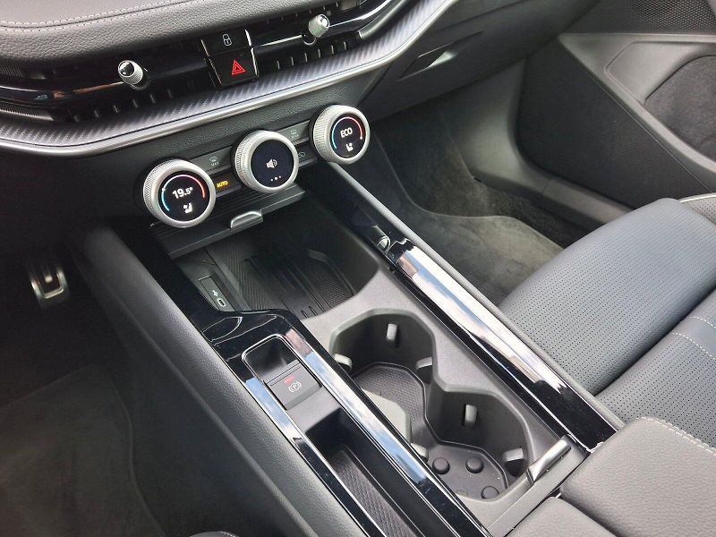 Škoda Superb (2025) iV SportLine DSG 1,5TSi 150kW - fotka 30 z 35