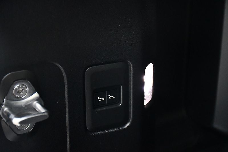Land Rover Defender 110S D240 AWD MERIDIAN ČR - fotka 37 z 45