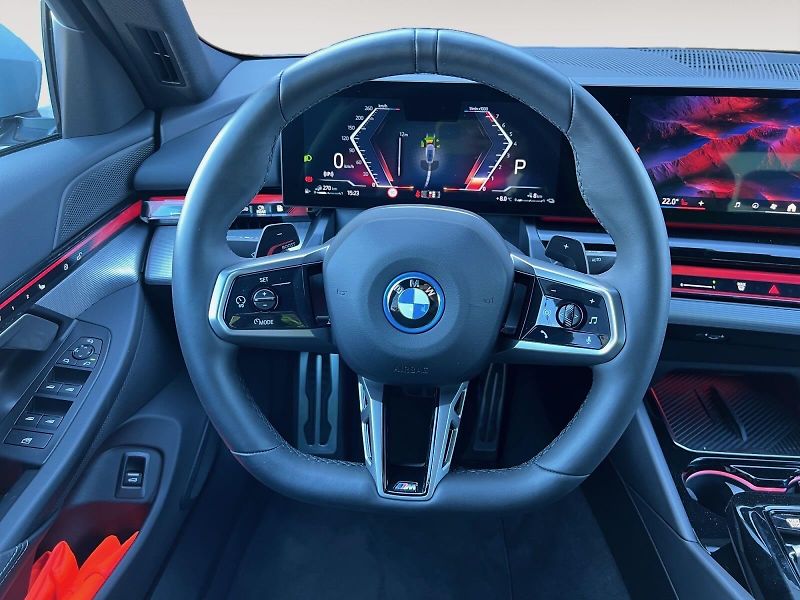BMW Řada 5 (2024) 550e xDrive 360kW V6 M SPORT - fotka 11 z 21