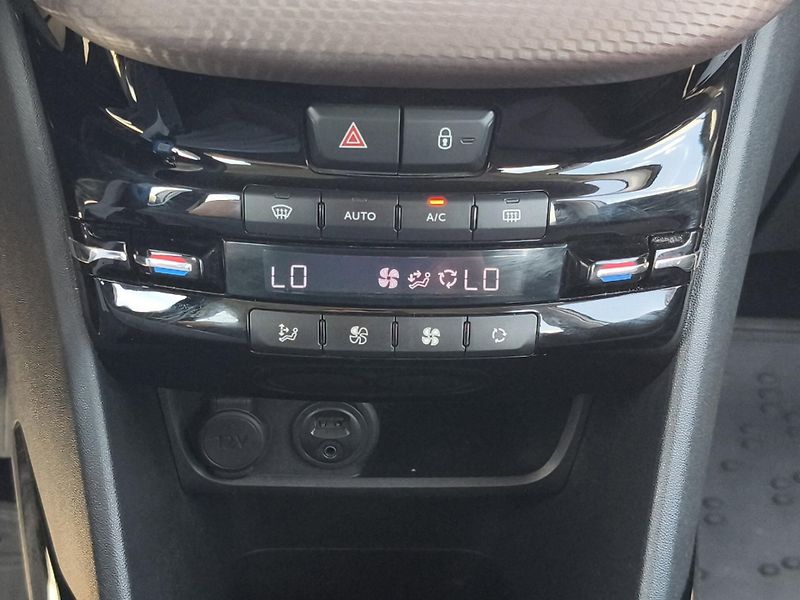Peugeot 2008 (2015) ACTIVE 1.6 e-HDI 68kW, ČR, 1. - fotka 20 z 24
