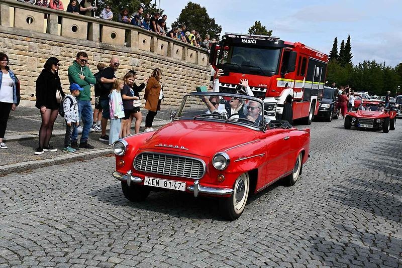 Na tradiční Lidický okruh dorazily desítky historických automobilů a motocyklů, které obdivovali návštěvníci z Kladna i širokého okolí.