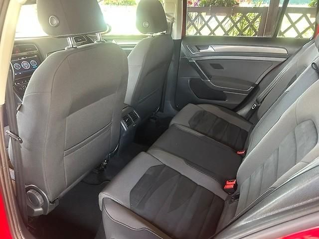 Volkswagen Golf 1,6TDi DSG Variant LED MATRIX - fotka 21 z 51