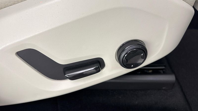 Volvo XC60 2.0 B4 AUT AWD Inscription - fotka 23 z 29