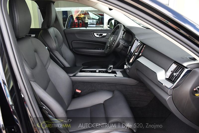 Volvo XC60 2.0T8 R-Desing RECHARGE - fotka 16 z 54