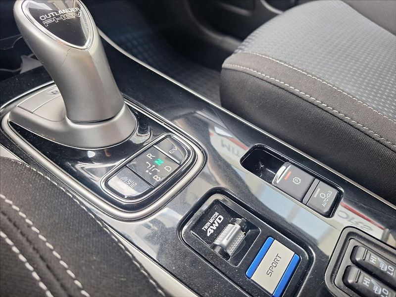 Mitsubishi Outlander 2,4 PHEV  Inform 4WD DPH - fotka 9 z 16