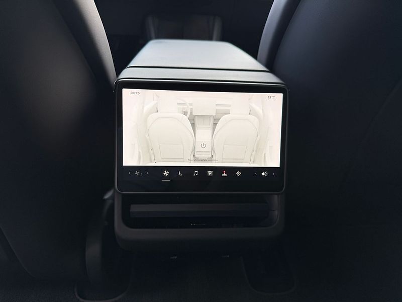 Tesla Model 3 Standart Range Premium - fotka 10 z 37