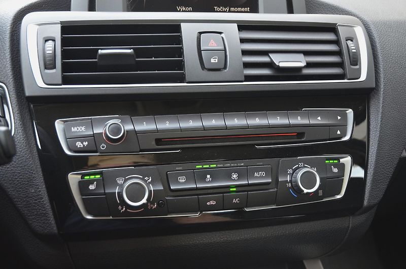 BMW Řada 1 (2016) 116i 80kW Facelift /AUT. KLIMA - fotka 28 z 33
