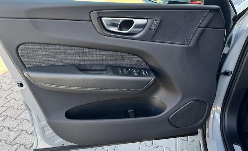 Volvo XC60 B5 AWD (benzín) CORE 1.maj. - fotka 10 z 46