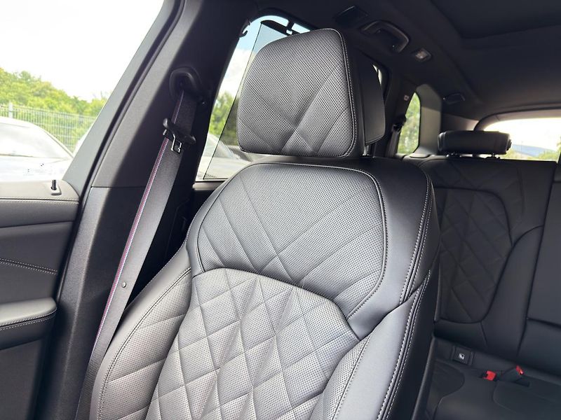 BMW X5 M60i - fotka 14 z 23