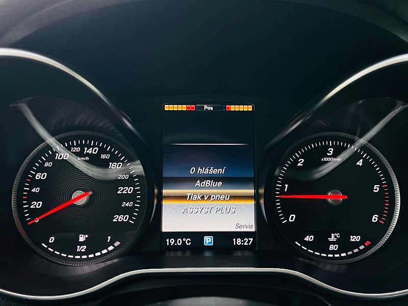 Mercedes-Benz Třídy C 220D MANUÁL VÝHŘEV SENZORY LED - fotka 48 z 52