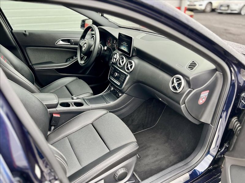 Mercedes-Benz Třídy A 180 d Sport automat - fotka 21 z 45