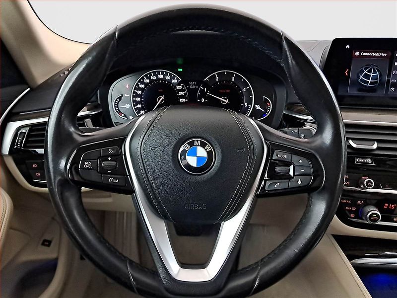 BMW Řada 5 (2019) Luxury Line 520d xDrive - fotka 18 z 18