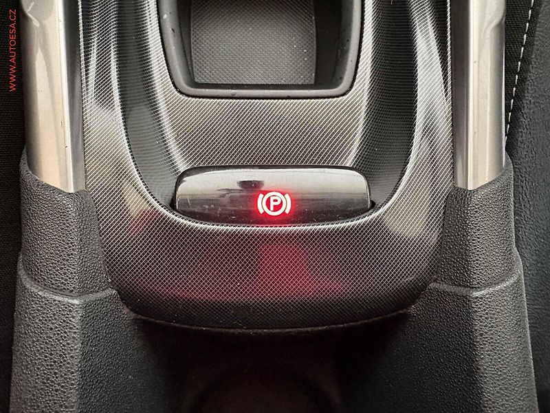 Citroën C4 (2012) 1.6i, 1.maj, AC, výhřev sed. - fotka 17 z 17