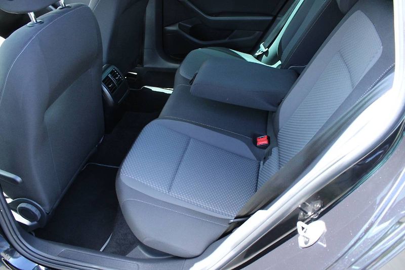 Volkswagen Passat (2022) 2.0 TDI 110kW manuál tažné - fotka 23 z 35