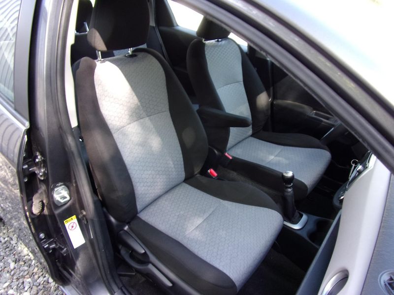 Toyota Yaris (2012) 1.3i 73kW LOUNGE AUT.KLIMA KM - fotka 21 z 23
