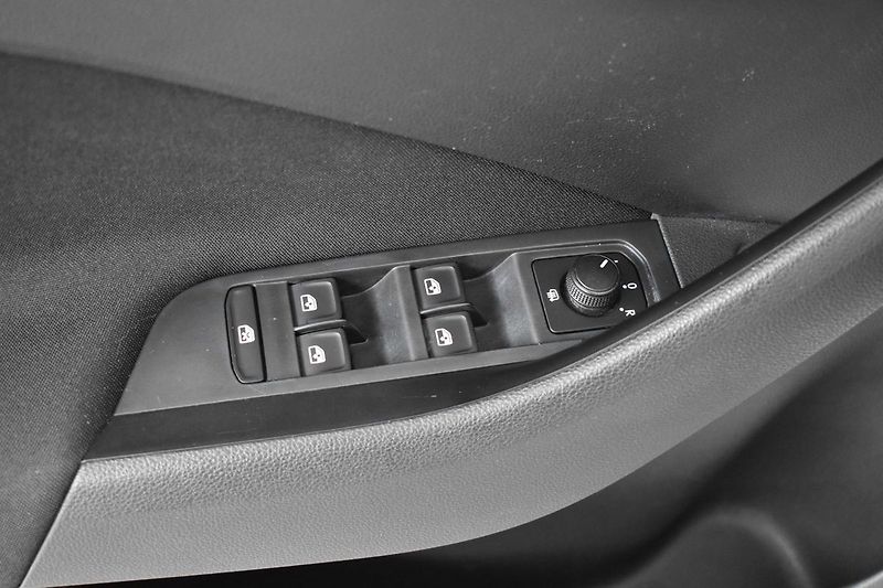 Škoda Scala 1.6 TDI 85kW AMBITION*DPH*ČR 1 - fotka 14 z 37