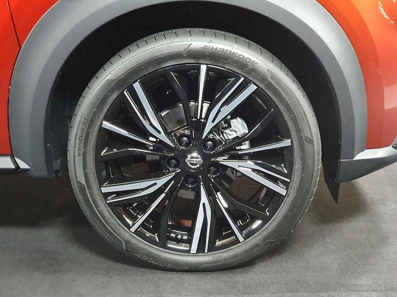 Nissan Juke působí naživo jako dospělý zástupce kategorie malých SUV.