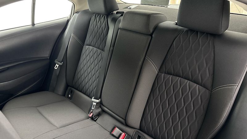 Toyota Corolla 1.8 Hybrid AUT Active Sedan - fotka 16 z 25