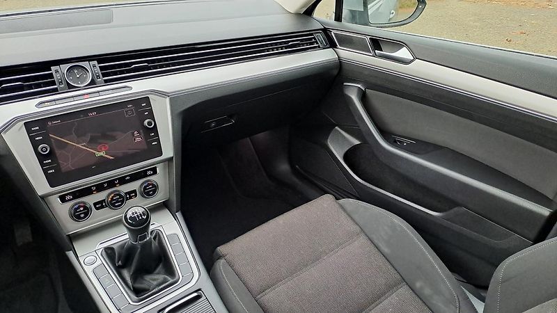 Volkswagen Passat 1.6 TDI ComfortLine Business - fotka 22 z 36