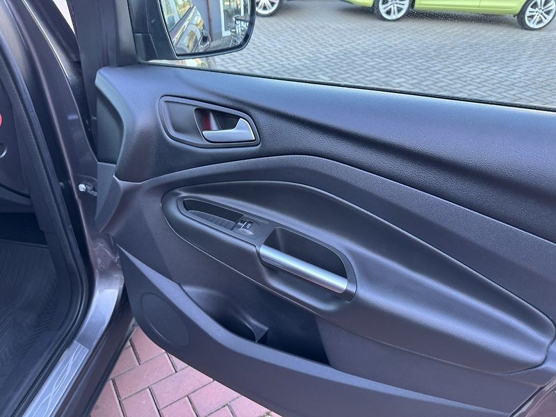 Ford Kuga (2017) 2.0TDCi AWD Xenony Kamera - fotka 15 z 49