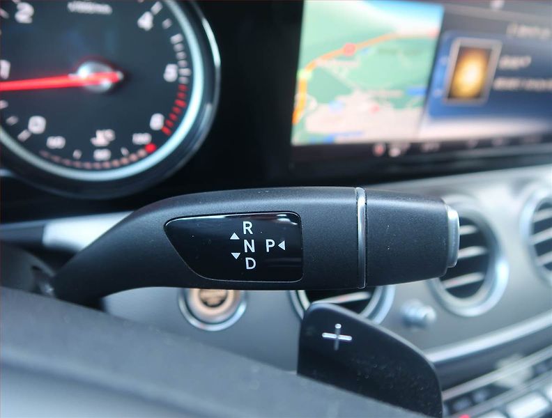Mercedes-Benz Třídy E (2018) E 220 d 4MATIC - fotka 13 z 17