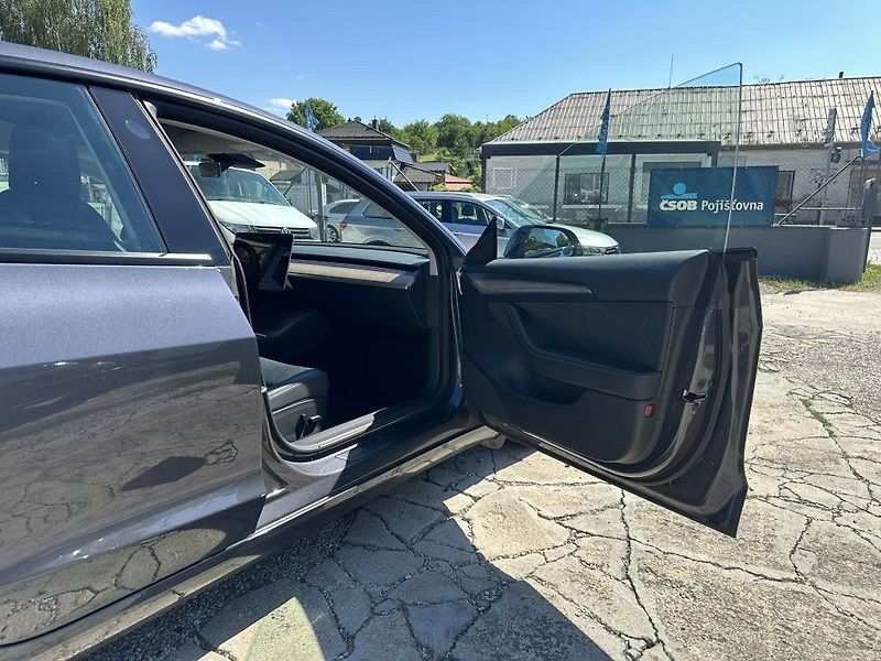 Tesla Model 3 Performance Dual AWD - fotka 24 z 28
