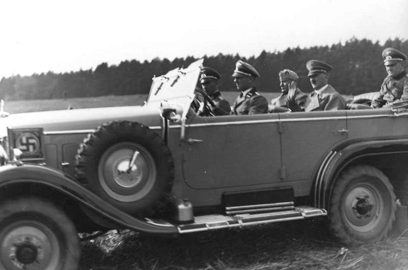 Na snímku je vojenská verze Mercedesu G4. Na ruské frontě před ním stojí Generaloberst Erich Hoepner.