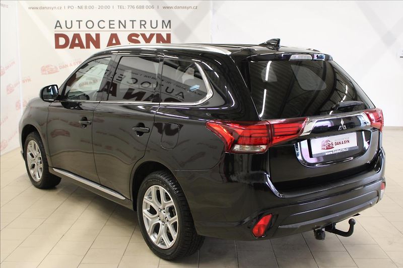 Mitsubishi Outlander 2,0 i Plus 4x4 PHEV Hybrid - fotka 6 z 35