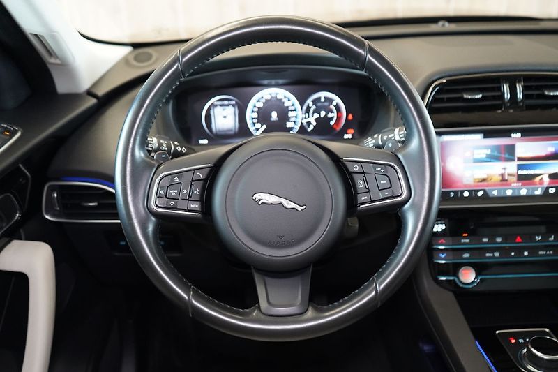 Jaguar F-Pace 30d AWD, PRESTIGE, Panorama - fotka 24 z 49