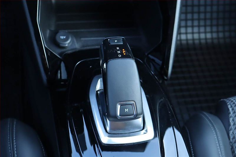 Peugeot 2008 (2021) 1.5 BlueHDi, Automat - fotka 13 z 26