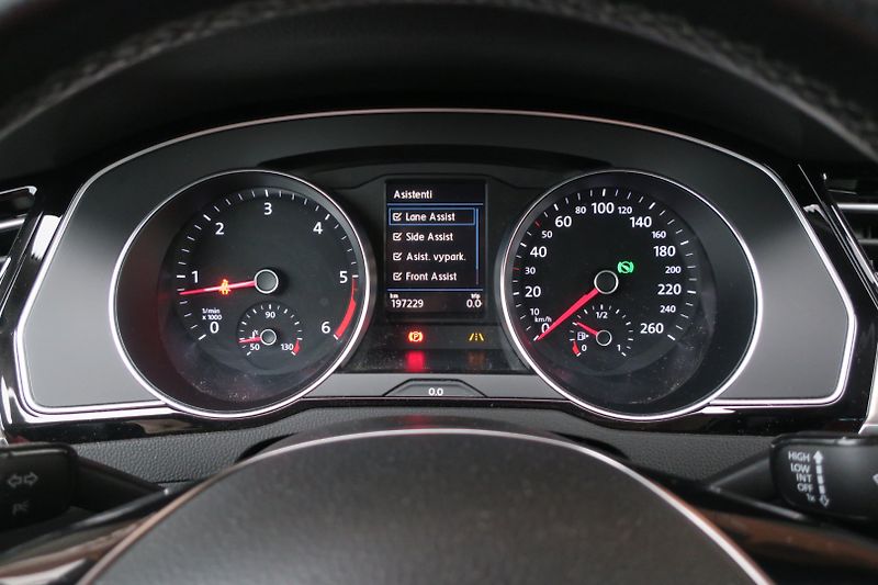Volkswagen Passat (2017) 2.0TDI 140kW 4MOT DSG Highline - fotka 23 z 49