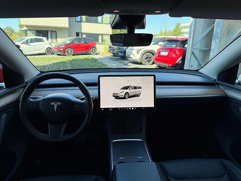 Tesla Model Y Long Range AWD - fotka 10 z 38