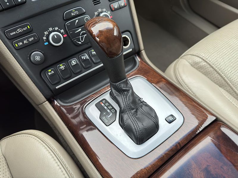 Volvo XC90 D5 AWD EXECUTIVE AUT CZ - fotka 26 z 36