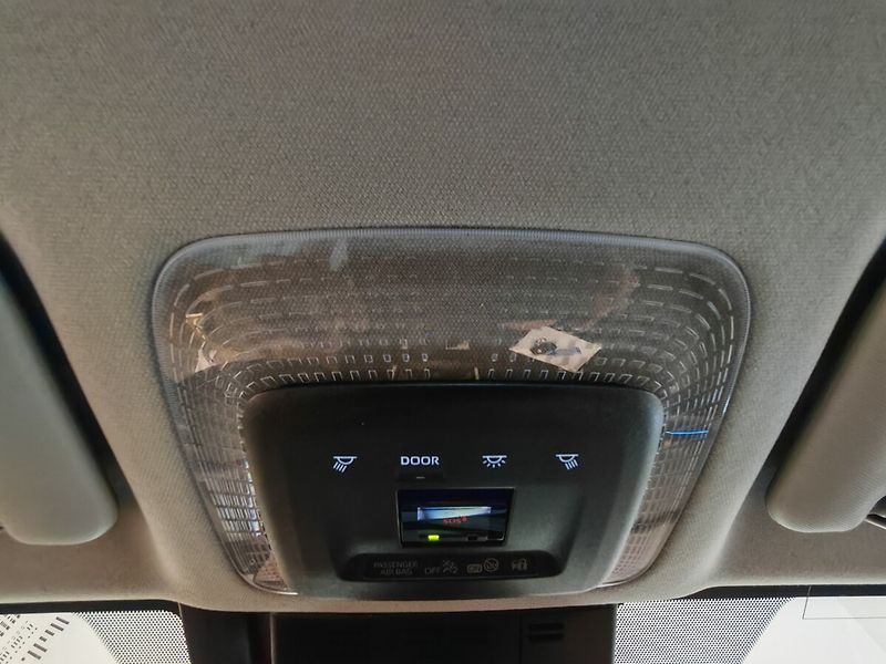 Toyota Prius 2.0 Plug-in Hybrid Prestige - fotka 36 z 38