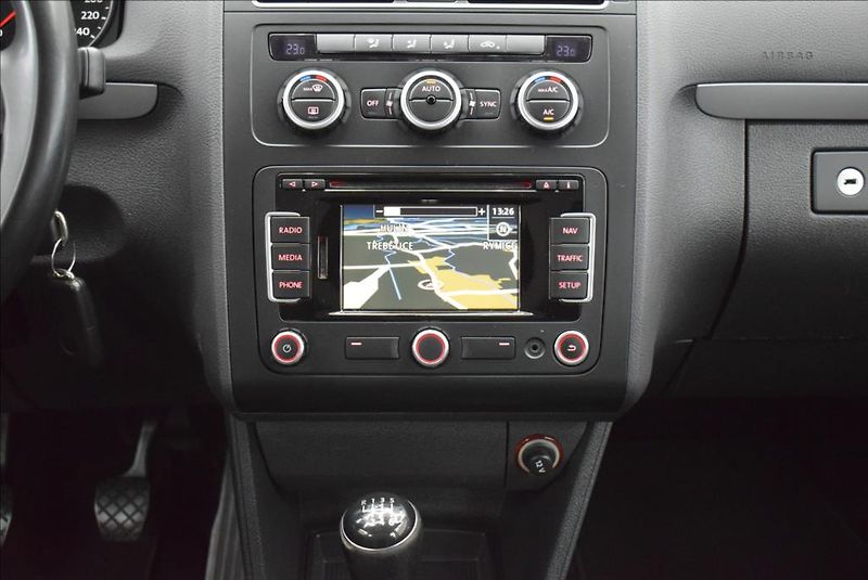 Volkswagen Touran 1,6 TDi, 7-míst,NAVI,1.maj., - fotka 17 z 29