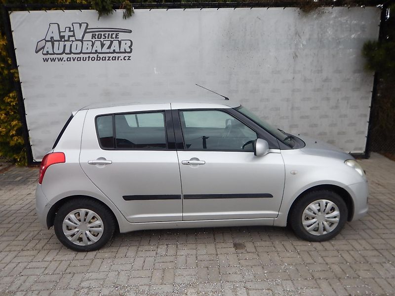 Suzuki Swift 1.3 GLX, ČR, DIGIKLIMA - fotka 6 z 28