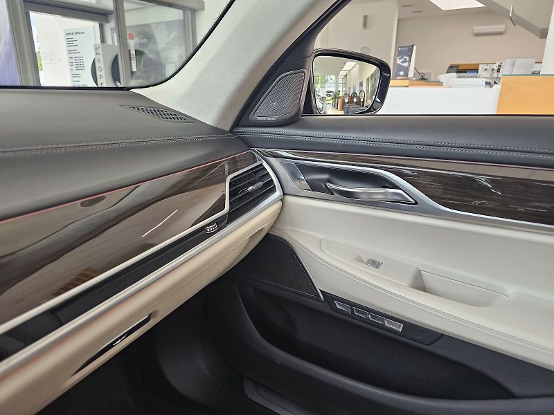 BMW Řada 7 750d xDrive - fotka 37 z 37