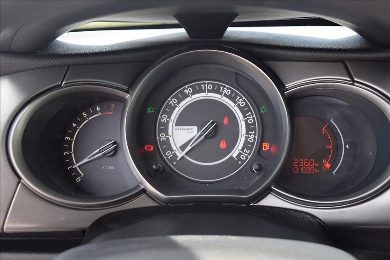 Citroën C3 1,2 i 60KW NÍZKÉ KM ALU PO STK - fotka 32 z 42