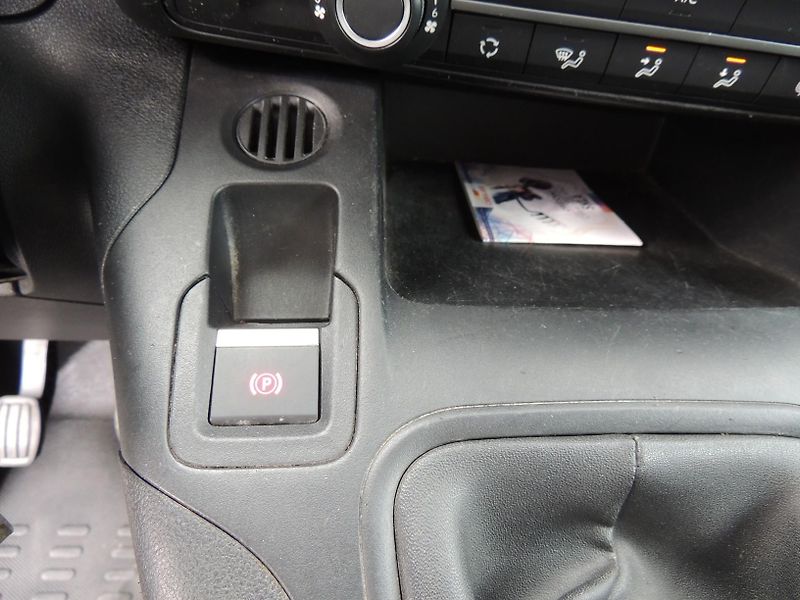 Peugeot Partner (2021) 1.2i,81kw,ČR,1majitel,59000km - fotka 26 z 46