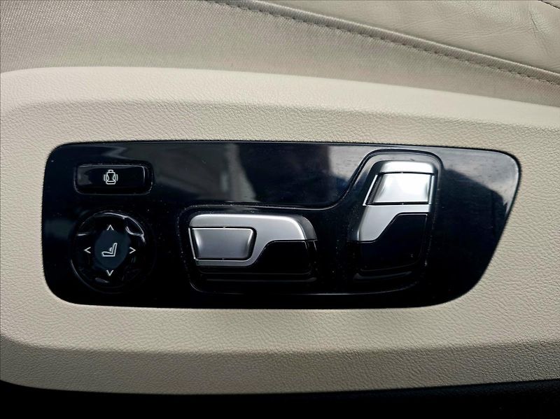 BMW X7 4,4 i 7MÍST TOP KOMPLET VÝBAVA - fotka 33 z 37