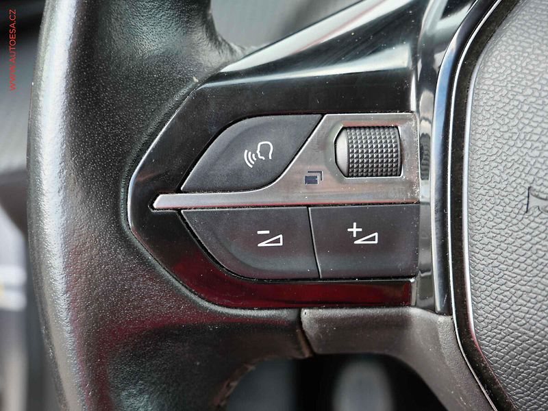 Peugeot 2008 (2020) 1.5 HDi, Active, navi, kamera - fotka 13 z 23