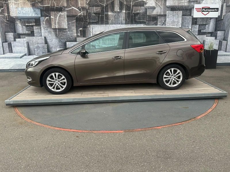 Kia Ceed (2015) 1.4LPG, 73KW, EXCELLECE - fotka 4 z 25