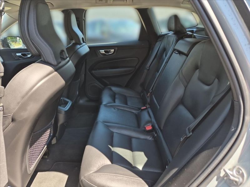 Volvo XC60 2,0 B4 AWD Plus Dark - fotka 10 z 17