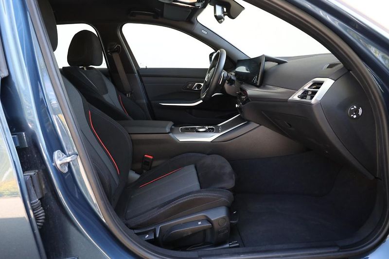 BMW Řada 3 330i xDrive Touring - fotka 19 z 22