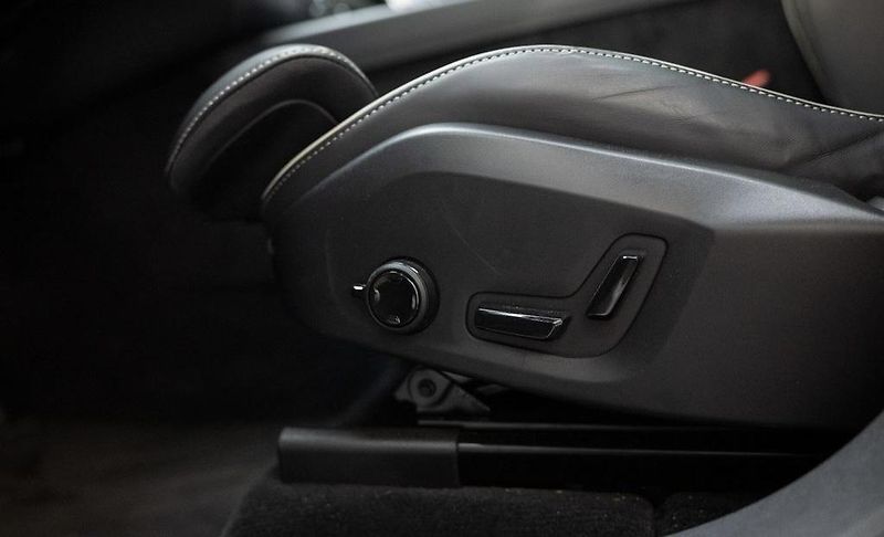 Volvo XC60 (2025) Plug-in hybrid PLUS DARK - fotka 14 z 26