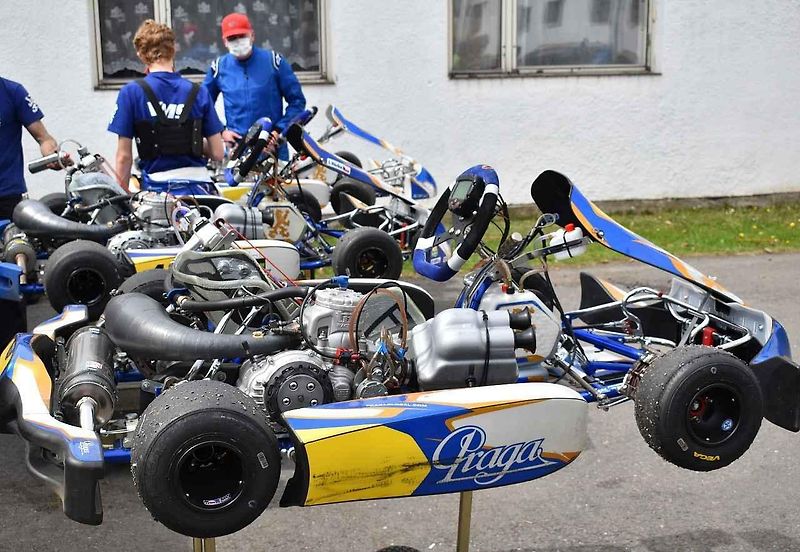 Motokára Praga v plném závodním tempu